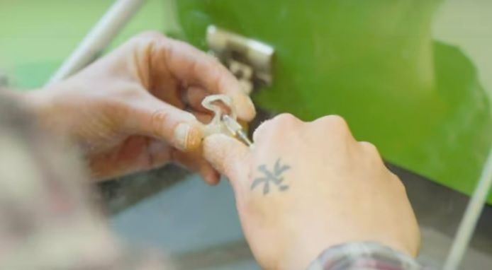 Fachpersonal bei der professionellen Anpassung und Wartung eines Hörgeräts.